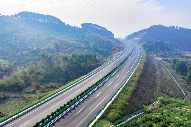 6.高速公路與群山相連，植被覆蓋率高，與原生態環境恢復有機結合.jpg